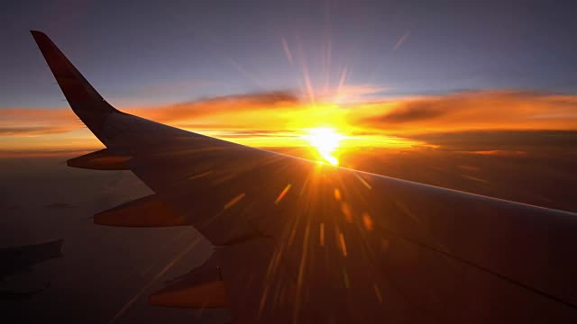 黄昏飞行和黄昏天空与飞机机翼从飞机窗口视频素材