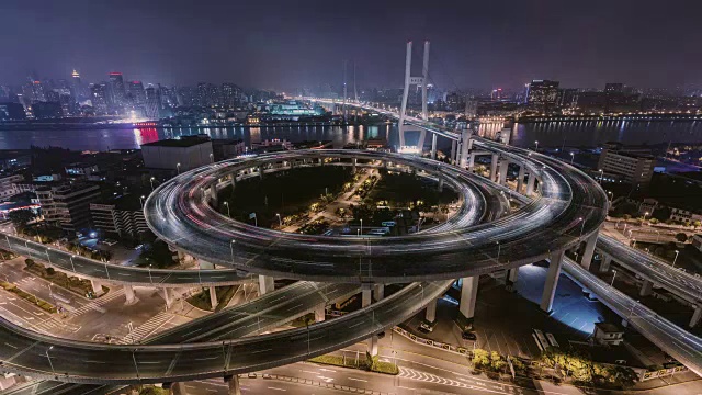 中国上海，多个高速公路和立交桥夜间高峰时的交通状况视频素材