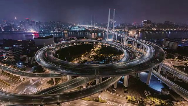 中国上海，多个高速公路和立交桥夜间高峰时间的T/L HA ZI交通视频素材