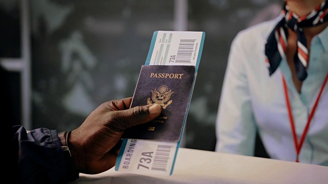 持护照和登机牌在航空公司服务台的航班乘客视频素材