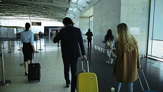 多民族旅客走在机场走廊上向登机口走去视频素材