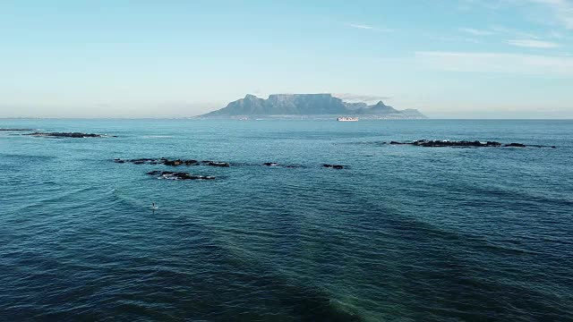从南非西海岸的Blouberg Strand看到的桌山景色视频素材