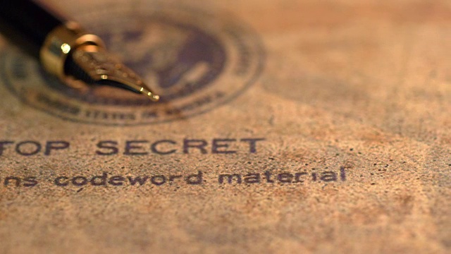 钢笔在机密文件上视频素材