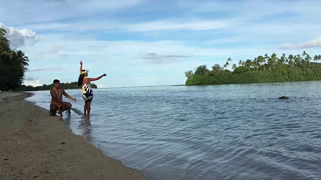 异国情调的太平洋岛民在拉罗汤加库克群岛的穆里泻湖跳舞视频下载