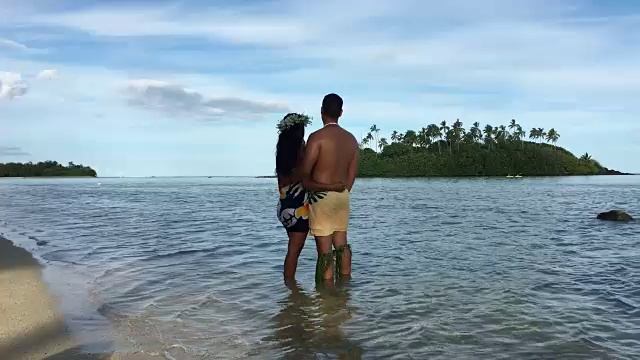 在拉罗汤加库克群岛的穆里泻湖，年轻迷人和充满异国情调的太平洋岛民蜜月夫妇视频下载