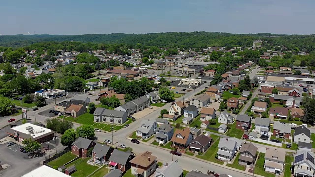 向前鸟瞰图的宾夕法尼亚州小镇视频素材