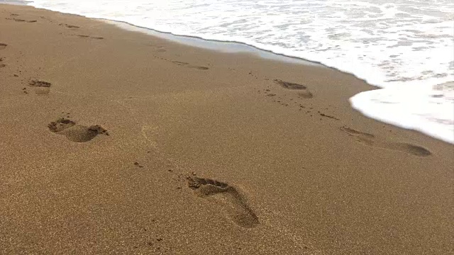 沙滩上的脚印视频素材