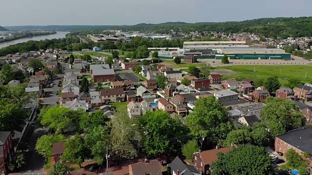 向前鸟瞰图的宾夕法尼亚州小镇视频素材