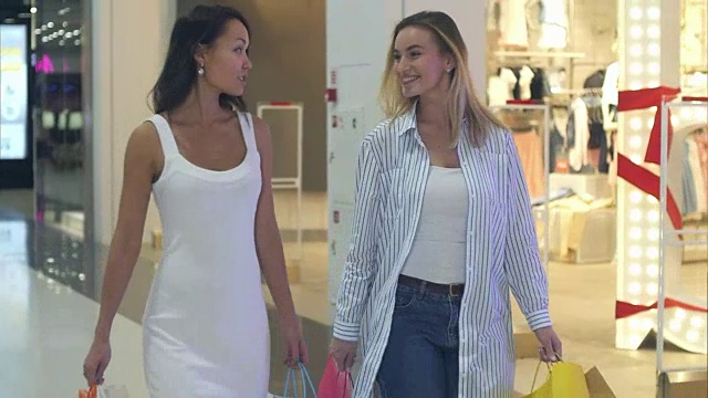 两位友善的女士在购物中心里聊天视频素材
