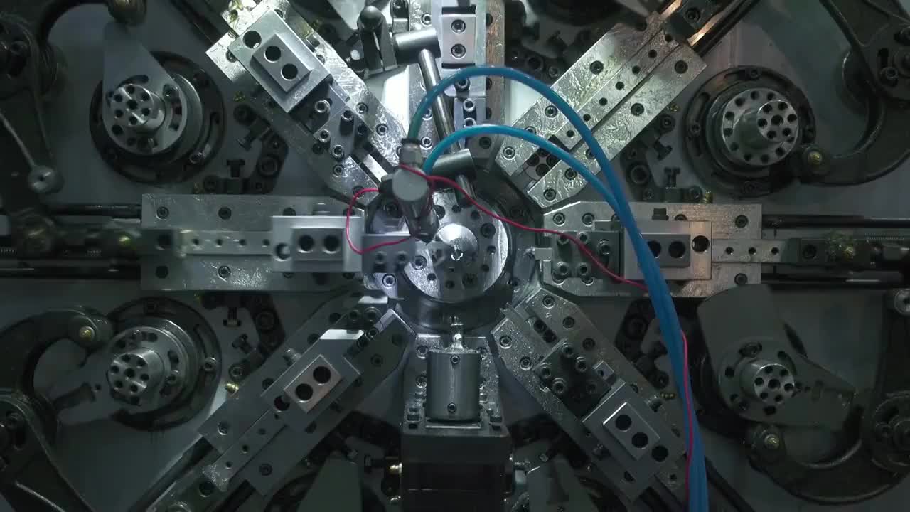 弹簧制造机生产小弹簧。视频下载