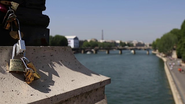 巴黎的春天，爱情锁视频素材