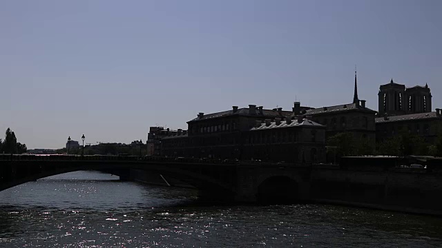 春天的巴黎，白天的桥和塞纳河视频素材