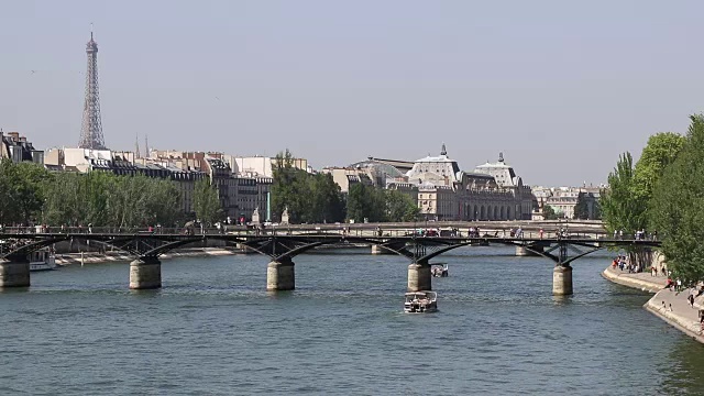 春天的巴黎，艺术之桥和塞纳河视频素材