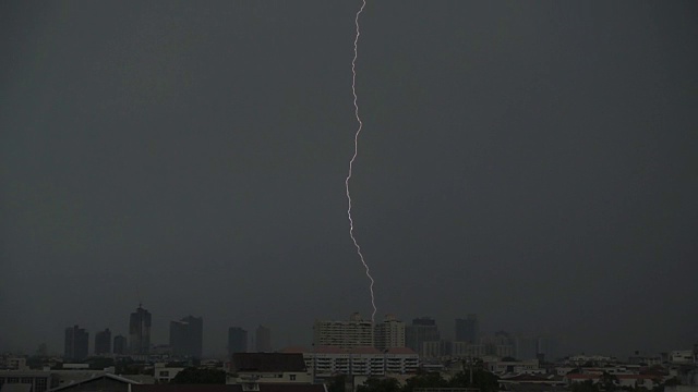 闪电和雷暴云笼罩曼谷的城市景观。视频素材