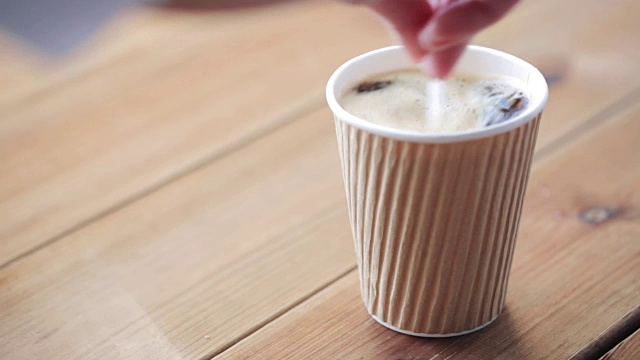 用手在咖啡中加入糖并搅拌视频下载