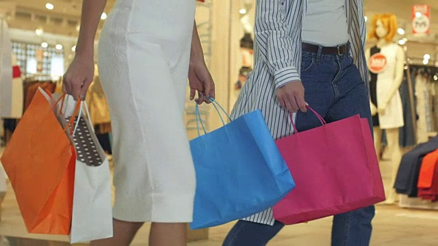 带着购物袋走在购物中心的购物狂腿视频素材