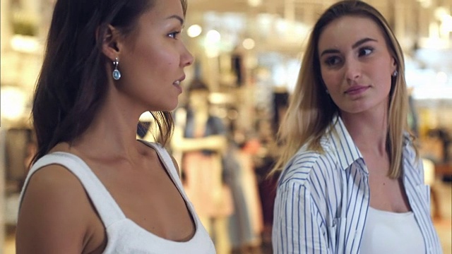 女性朋友购物后在商场散步视频素材