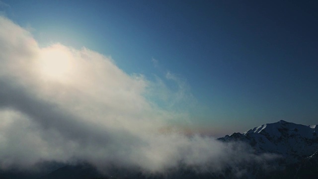日落时白雪皑皑的群山景色视频素材