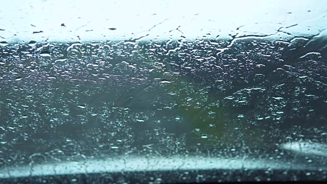 雨滴落在汽车的挡风玻璃上。视频购买