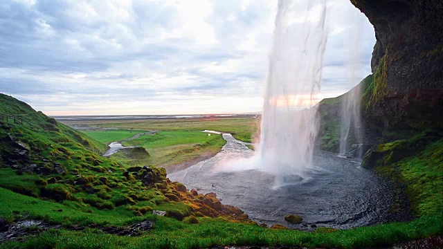 Seljalandfoss瀑布。美丽的夏日阳光明媚。冰岛视频素材
