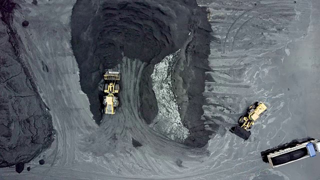 煤矿采区挖掘机和卡车鸟瞰图视频素材