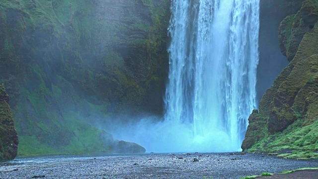 Seljalandfoss瀑布。美丽的夏日阳光明媚。冰岛视频素材