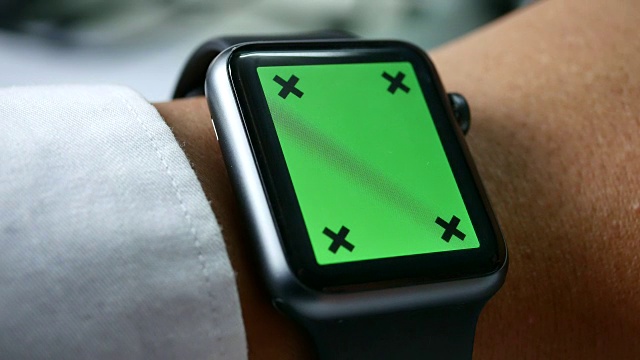 使用智能手表的特写，绿色屏幕视频下载