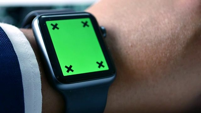 使用智能手表的特写，绿色屏幕视频下载