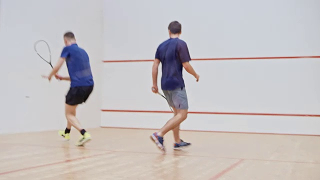两个男性朋友在打壁球视频下载