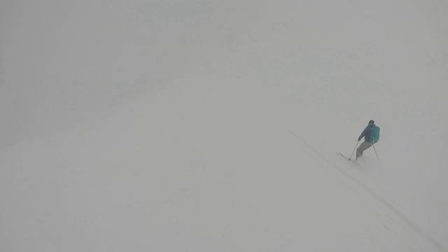 高山滑雪者下粉坡的POV视频素材