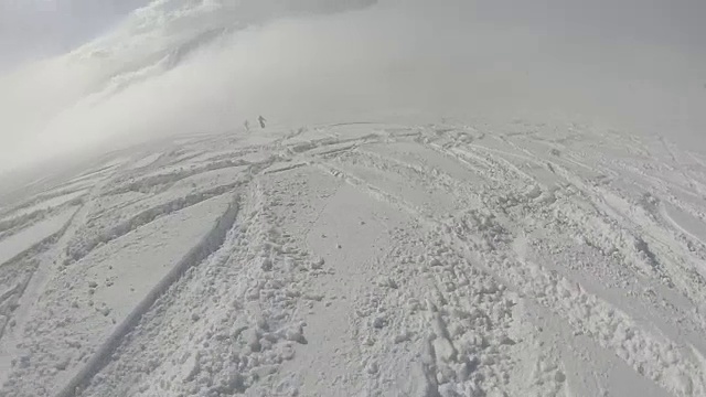高山滑雪者下粉坡的POV视频素材