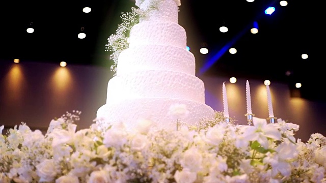 装饰蜡烛的优雅婚礼蛋糕。视频素材