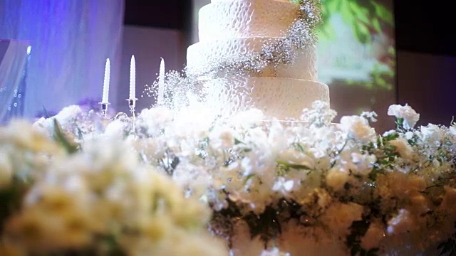 优雅的婚礼蛋糕装饰鲜花。视频下载