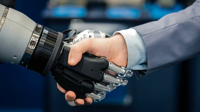 一个商人和一个机器人握手的手。视频素材