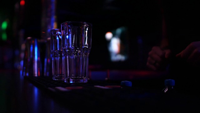调酒师把空杯子放在吧台上，准备鸡尾酒，特写视频下载