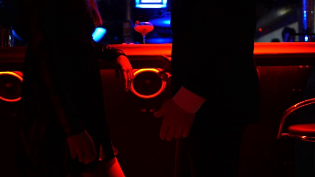 女性和男性在酒吧柜台附近谈话的特写，在夜总会，娱乐视频下载