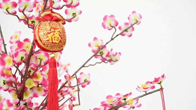中国新年装饰树上的花视频素材