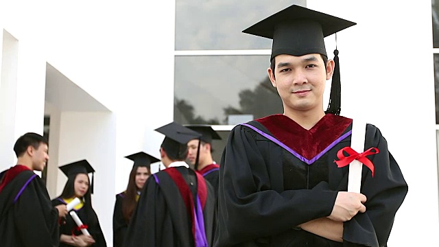 研究生毕业后拿着毕业证书的照片。视频素材