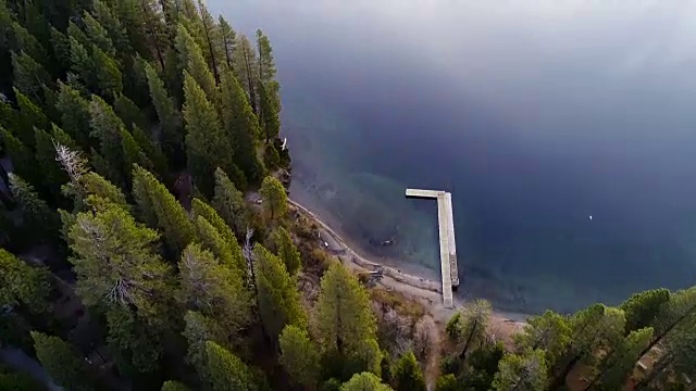 垂直向下的无人机俯瞰塔霍湖，加利福尼亚的翡翠湾的日出视频素材