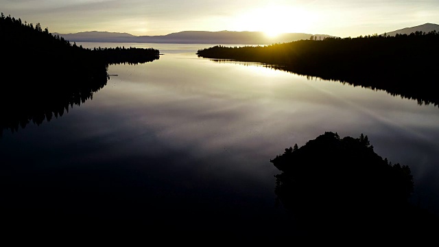 在加州太浩湖翡翠湾的范尼特岛剪影旁边飞过视频素材