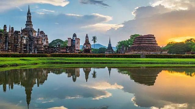 泰国素可泰历史公园内的玛哈寺，是联合国教科文组织世界遗产视频素材