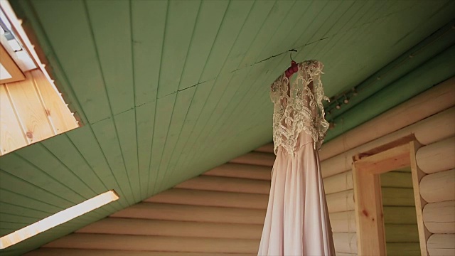 婚纱挂在窗前视频下载