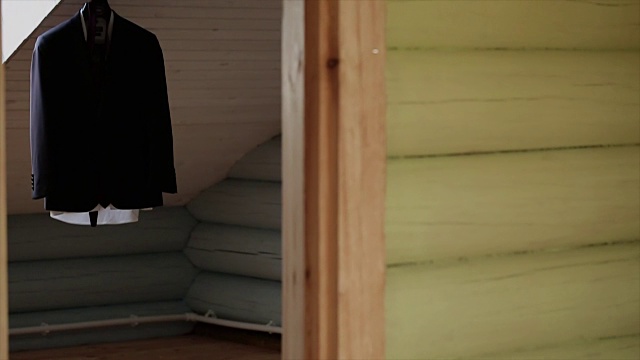 一件男人的夹克挂在房间的衣架上视频下载