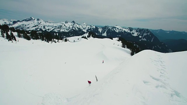 滑雪板骑手大空中跳跃行动视频素材