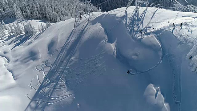 滑雪技巧跳过空中危险的缺口视频素材