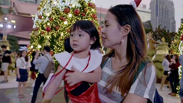 年轻的母亲和婴儿女孩享受在圣诞节的节日视频素材