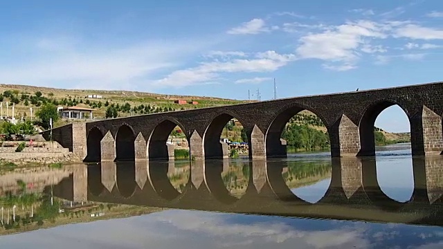 土耳其，迪亚巴克尔历史悠久的十眼桥(gozlu kopru)视频下载