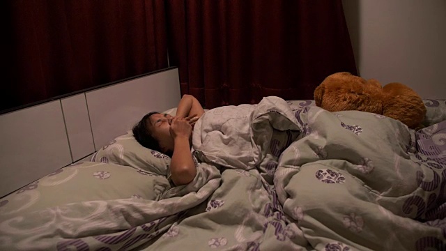 睡在床上的男孩视频素材