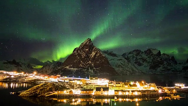 时间流逝的北极光跳舞的山与渔村视频下载