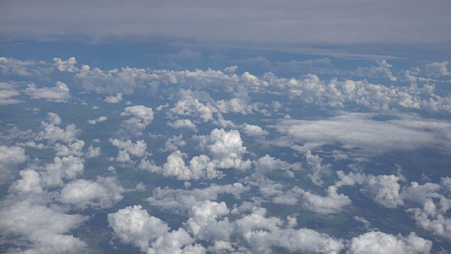 4K剪辑镜头，看窗外的飞机，可以看到天空上的云，交通概念视频素材